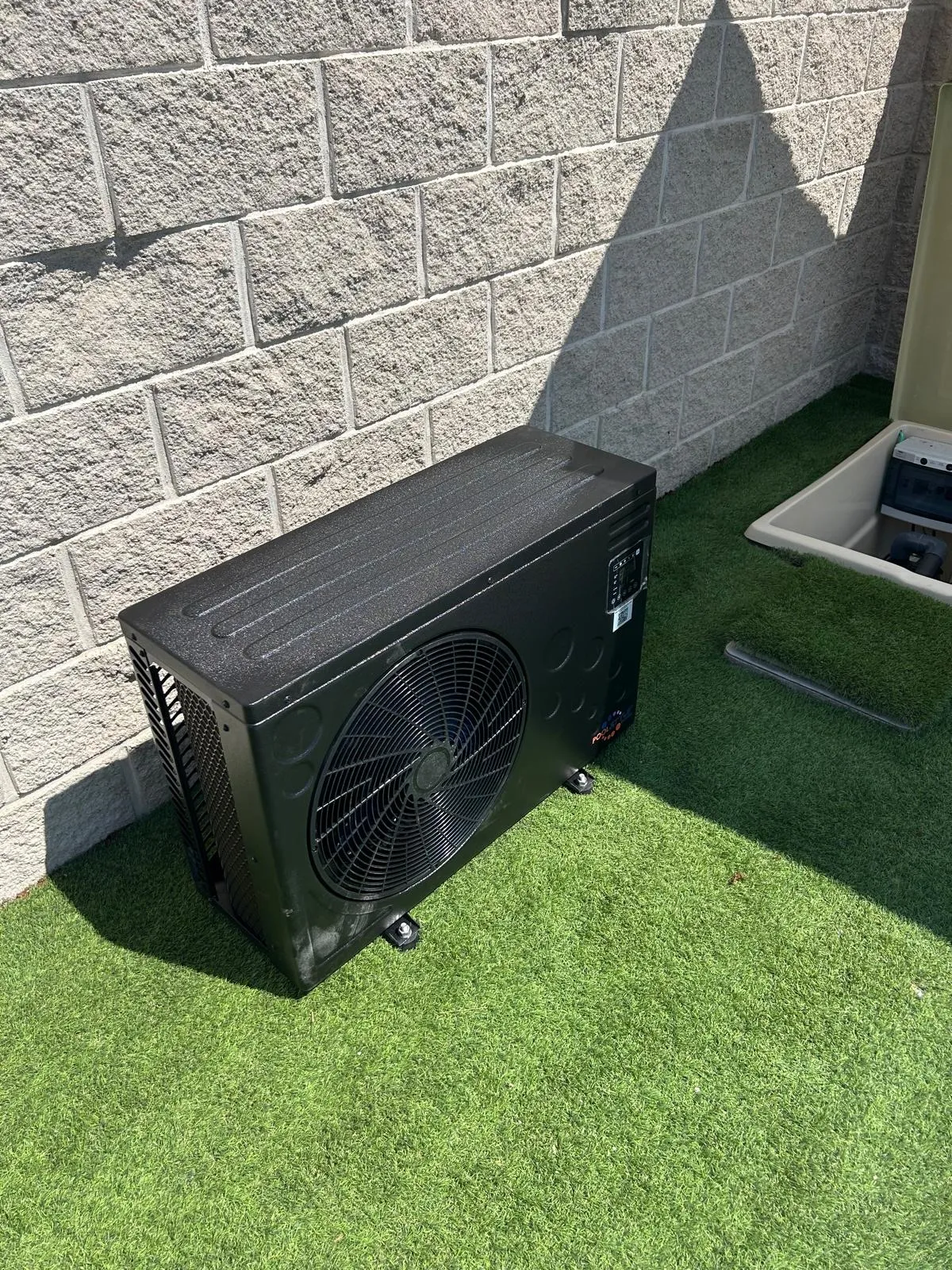 Bomba de calor instalada junto a un muro