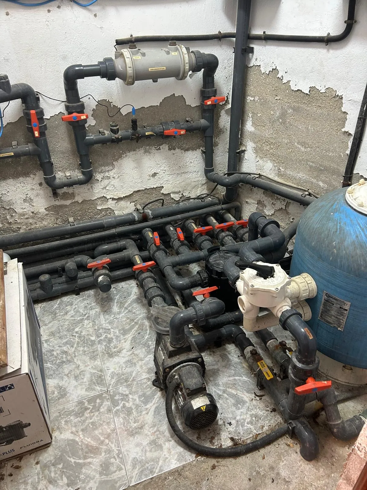 Colector de tuberías de una depuradora durante la reparación