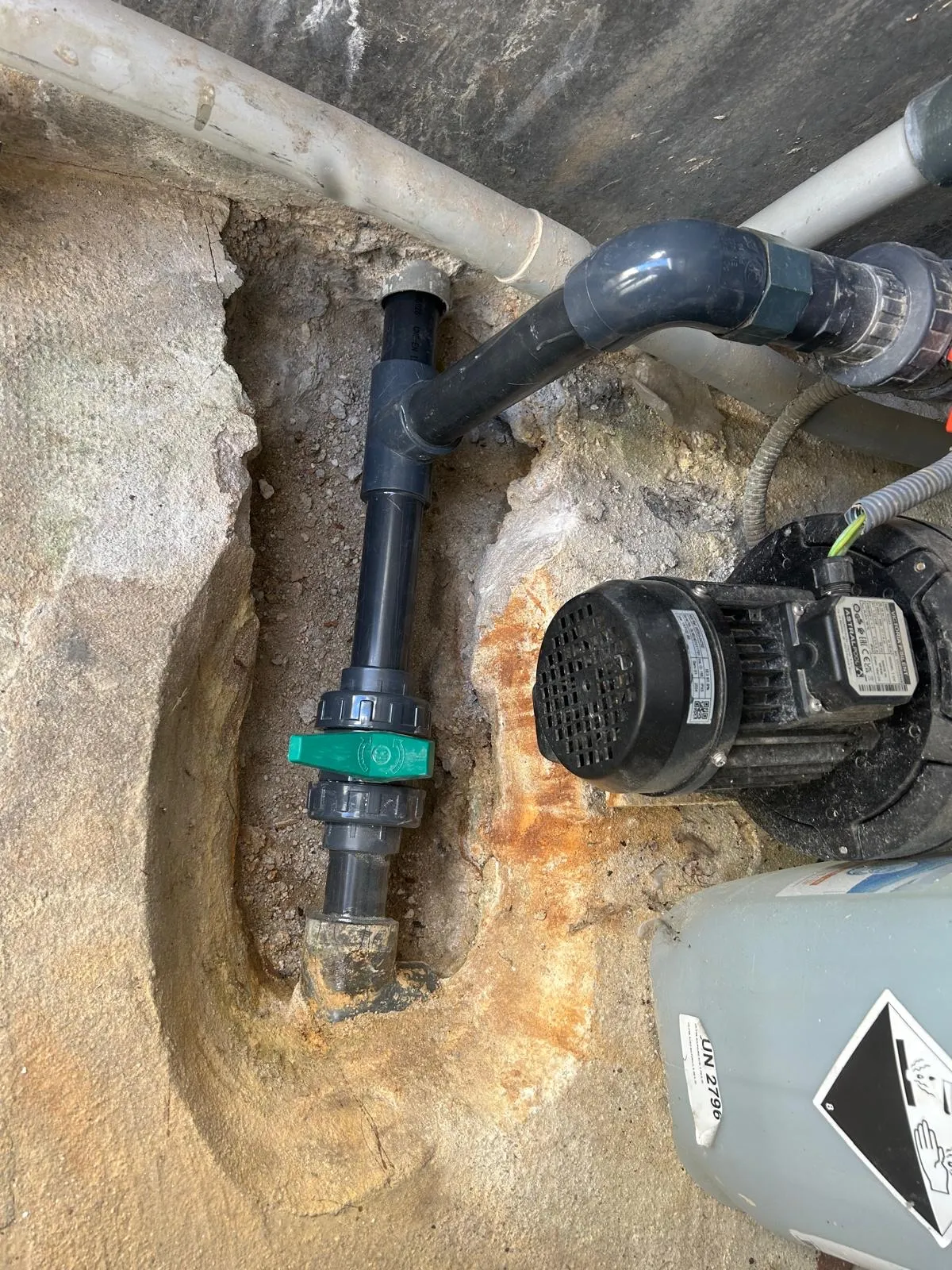 Tubería con fuga junto a la bomba de una piscina
