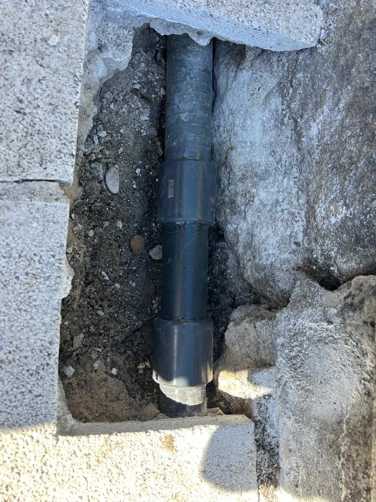 Tubería descubierta en el muro durante la reparación de una fuga