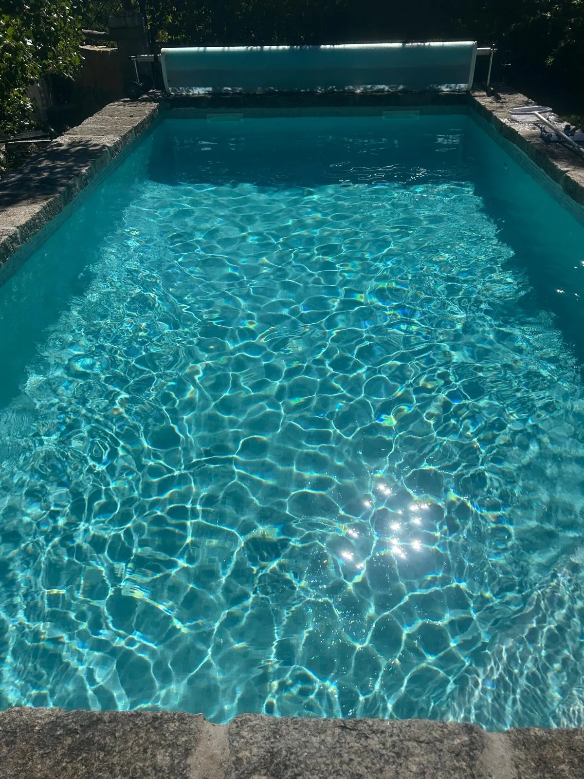 Piscina con el agua cristalina tras el mantenimiento