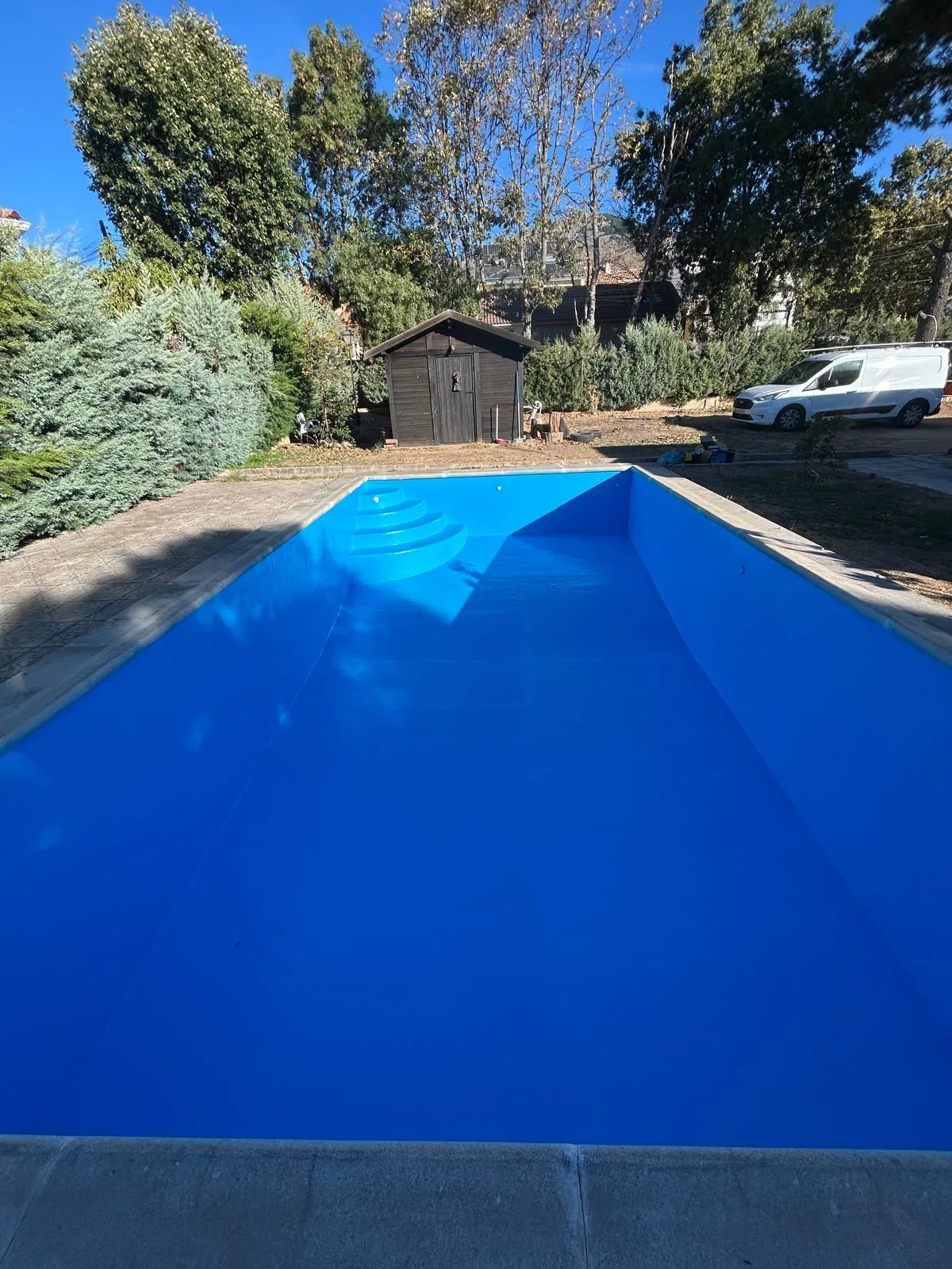 Piscina con el agua azul y transparente
