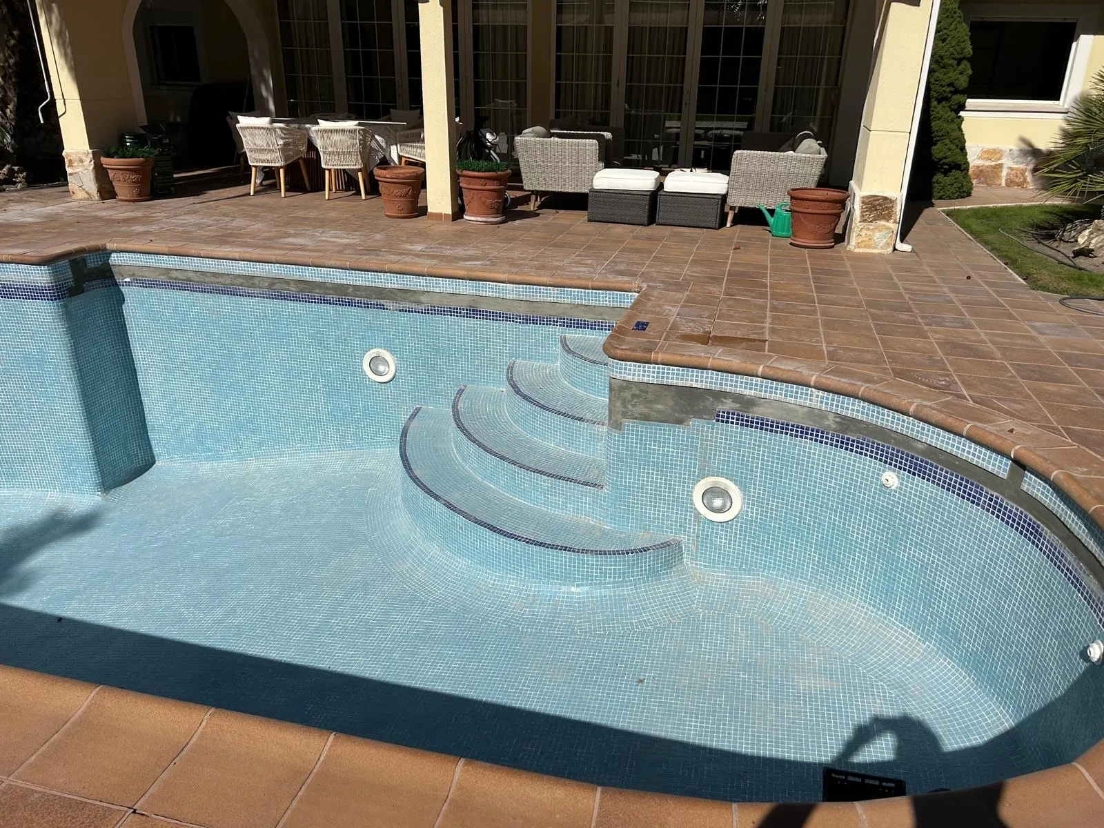 Piscina de gresite vacía, con las juntas renovadas