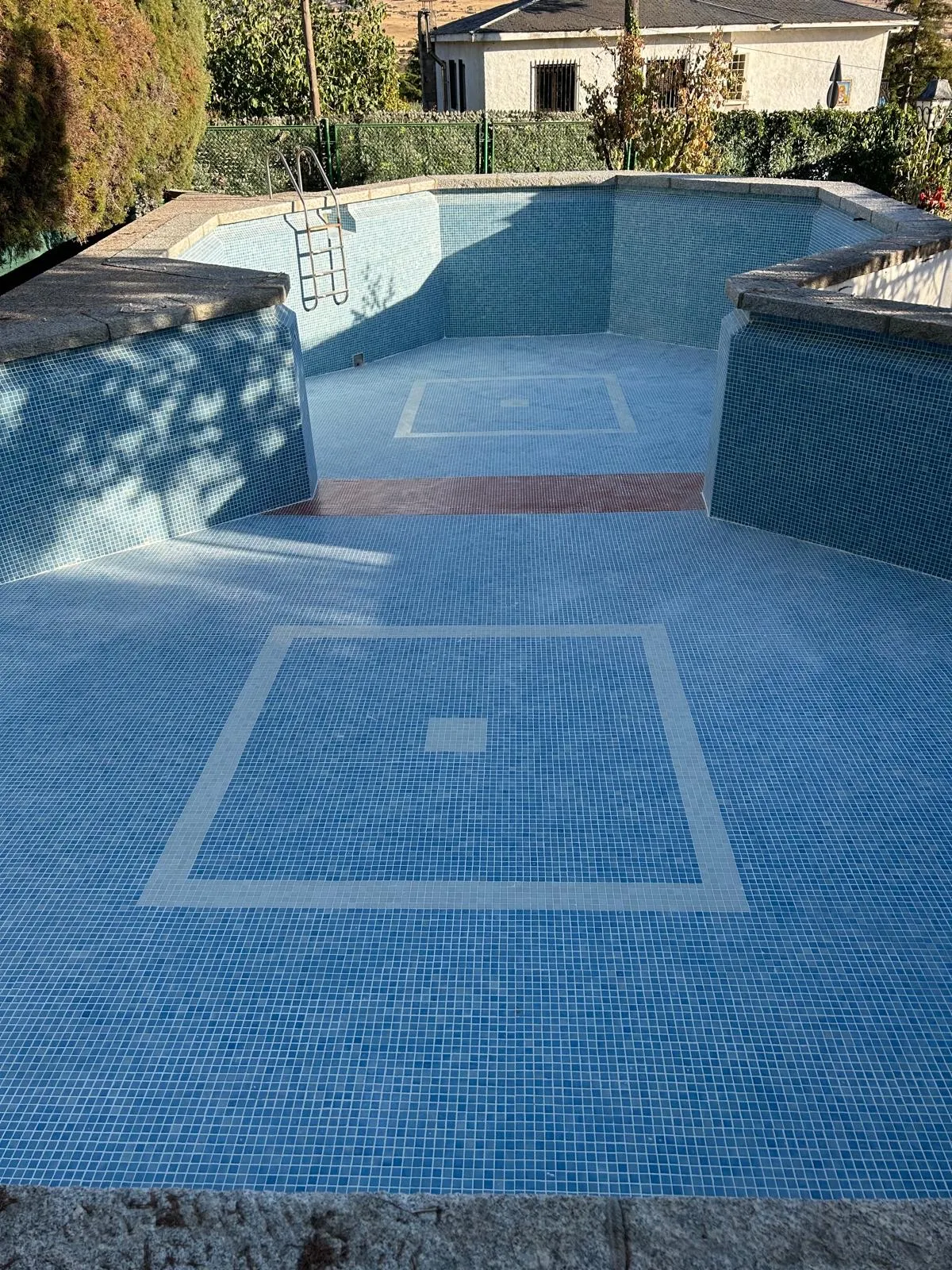 Piscina de gresite vaciada para rehacer la lechada