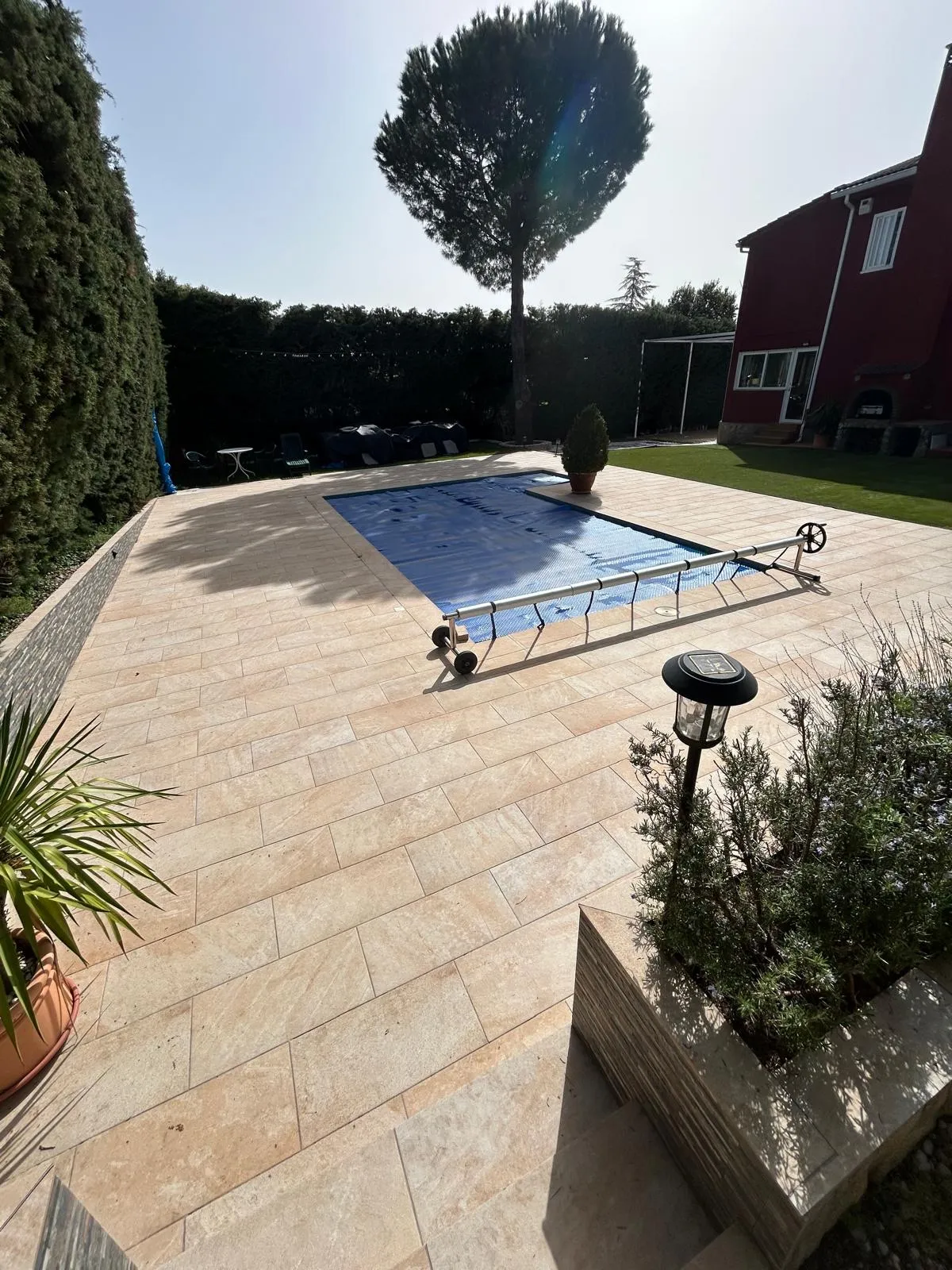 Piscina con cubierta enrollable sobre una terraza