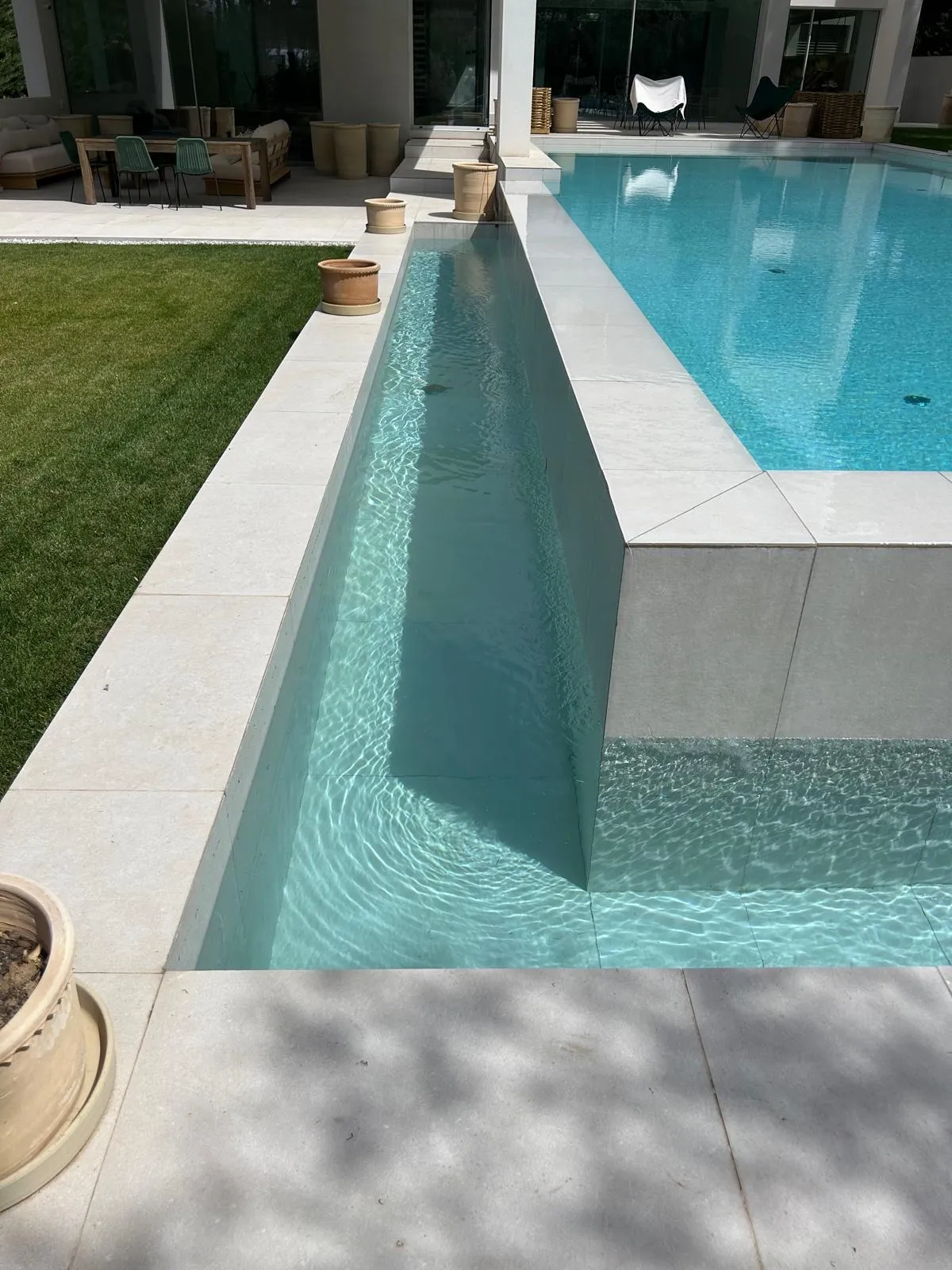 Piscina con rebosadero y el agua limpia