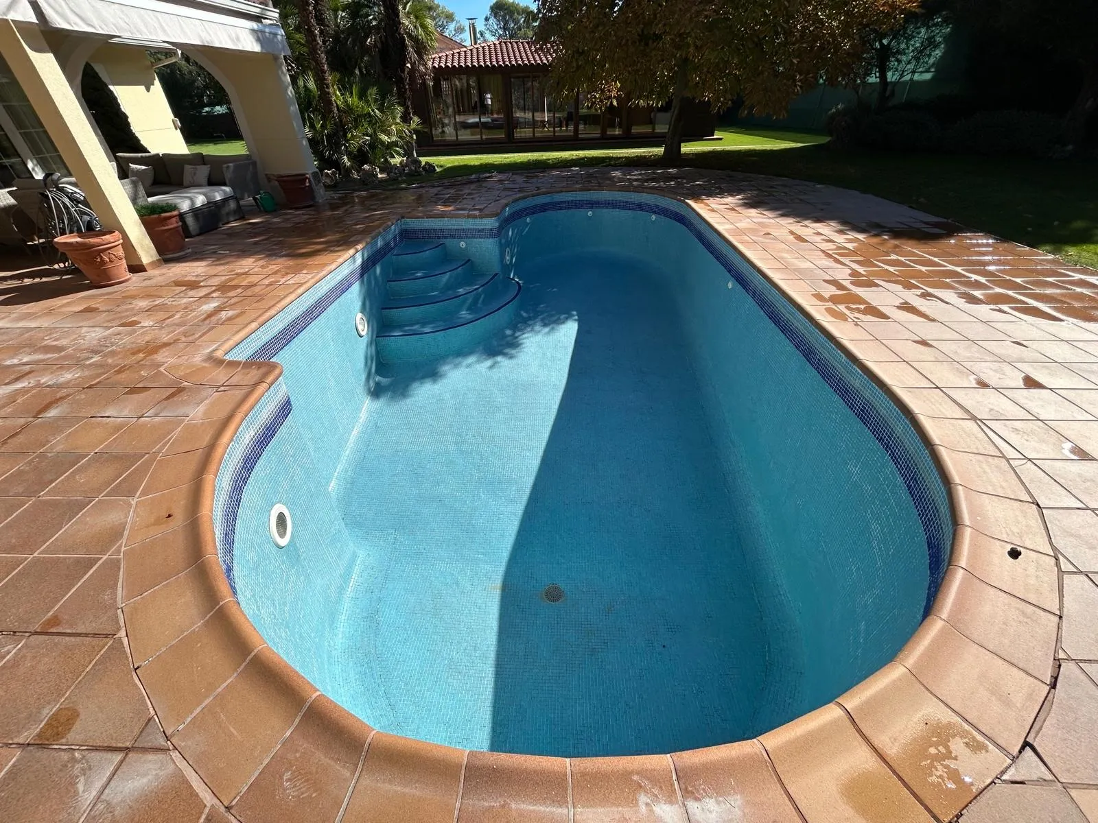 Piscina de riñón vacía con la coronación de terracota