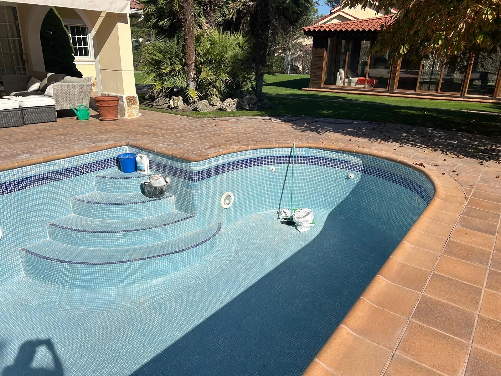 Piscina con forma de riñón vacía durante el trabajo