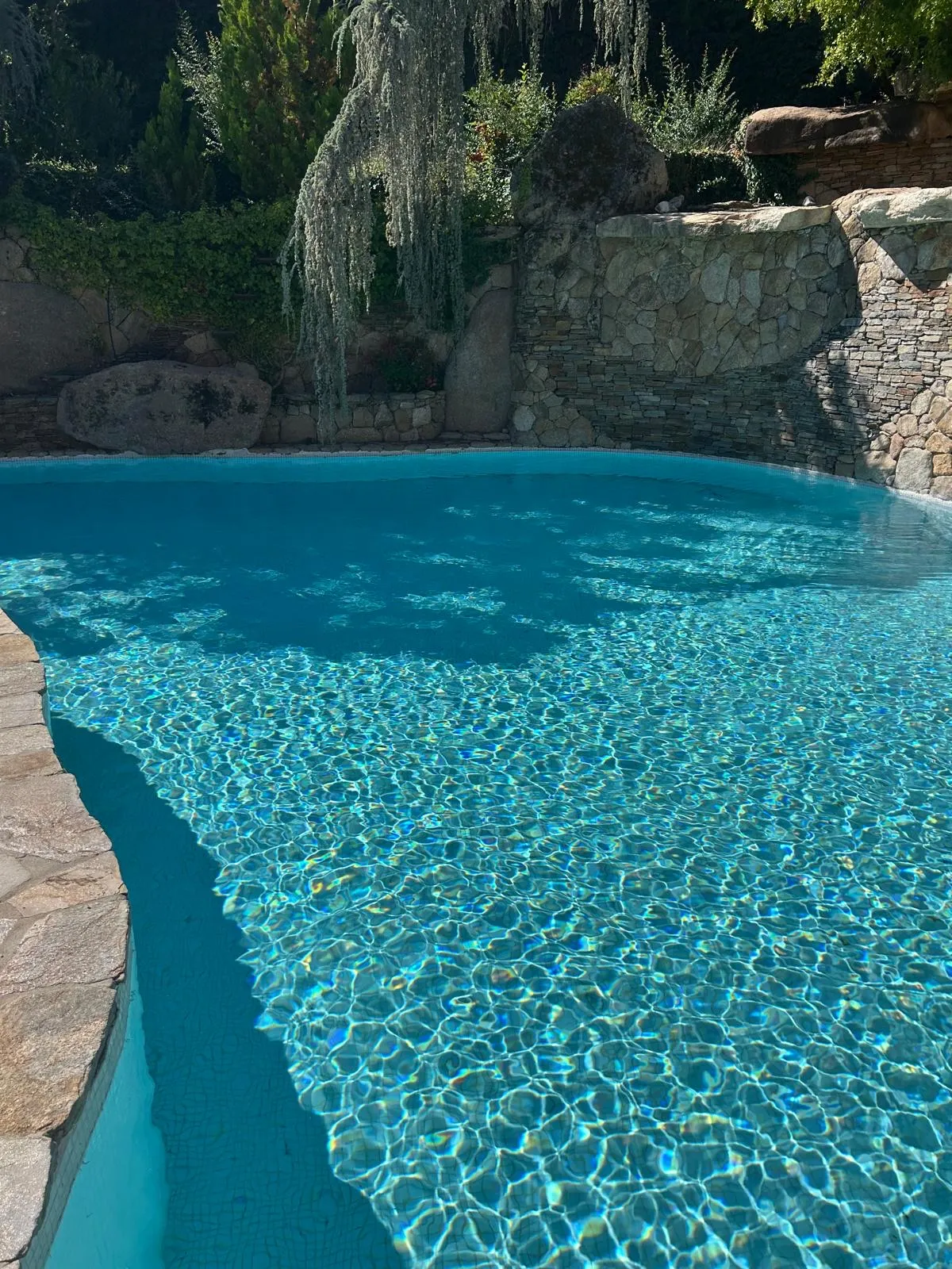 Piscina entre rocas con el agua transparente