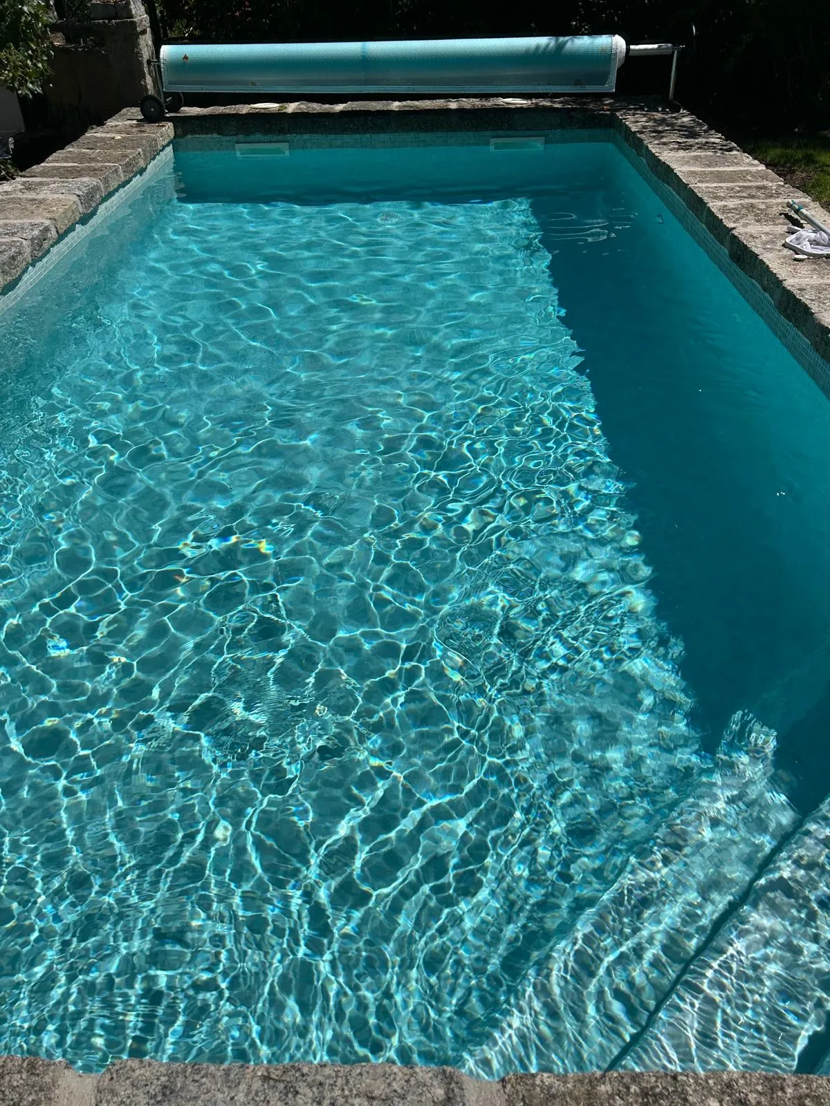 Piscina con el agua turquesa y transparente