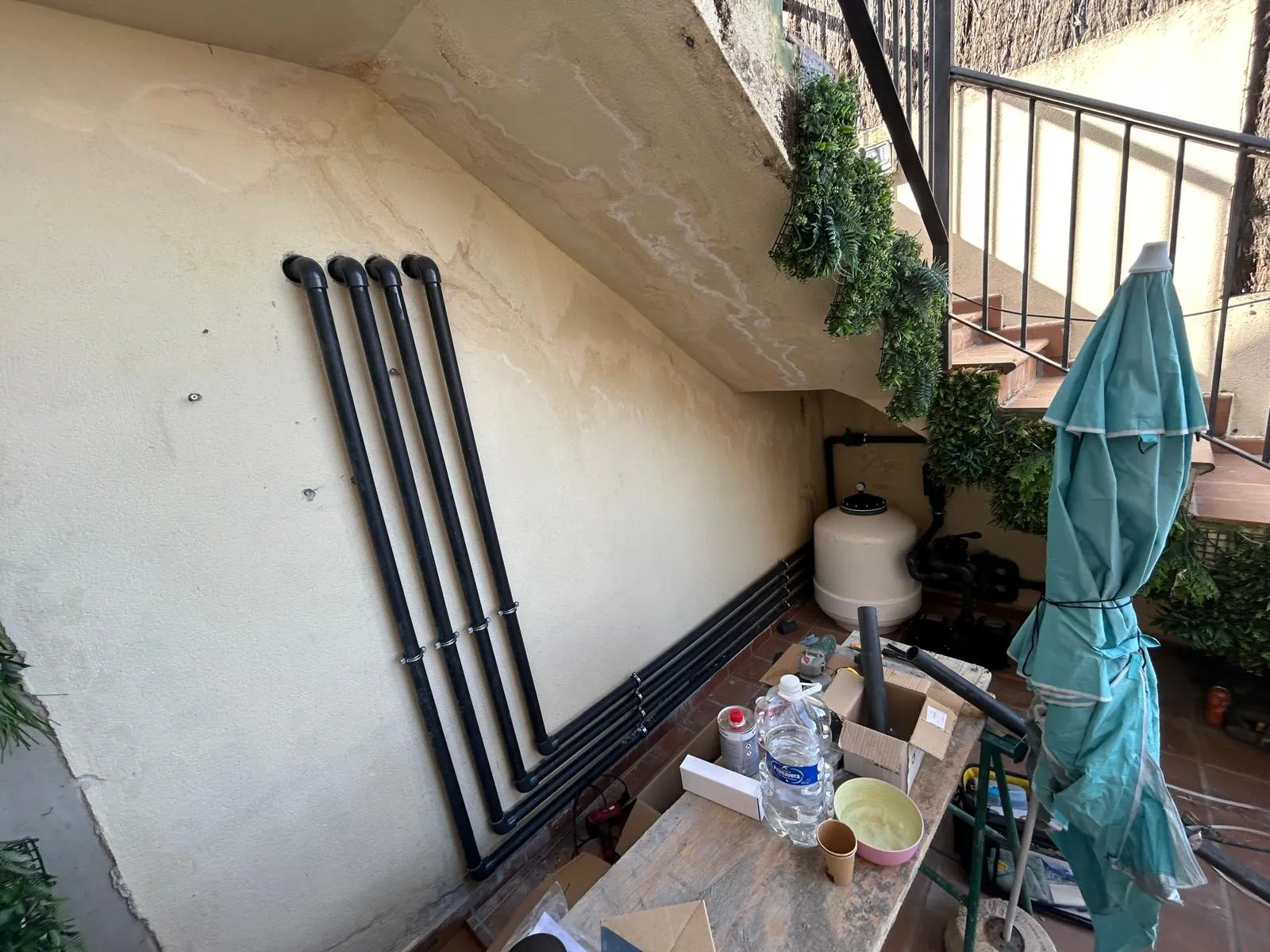 Tuberías de la depuradora fijadas a la pared